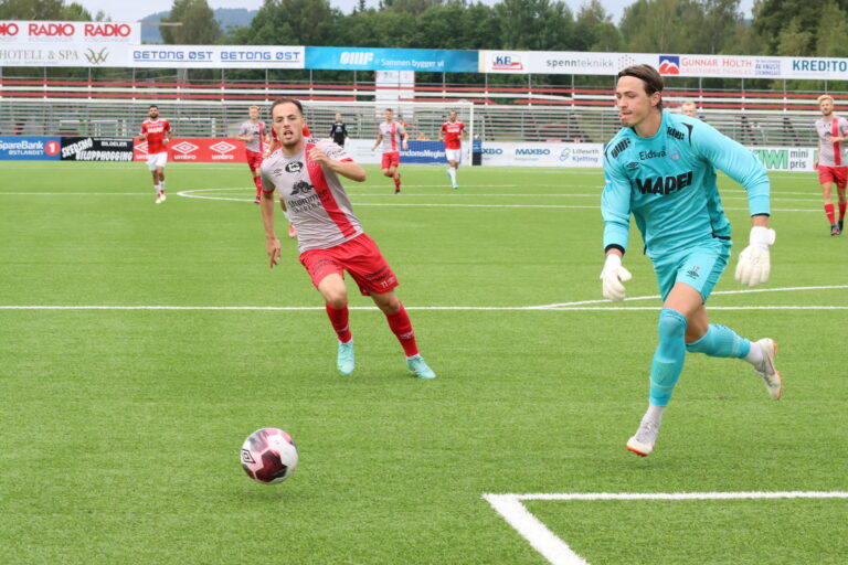 Andreas Vedeler er mannen som vokter buret om dagen.