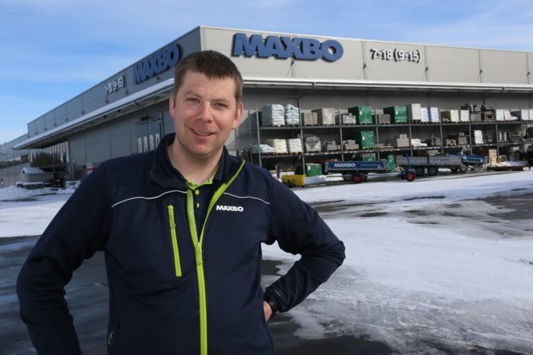 Lars Nilsen, daglig leder i Maxbo, har helt siden forrige vinter opplevd stor etterspørsel etter materialer.