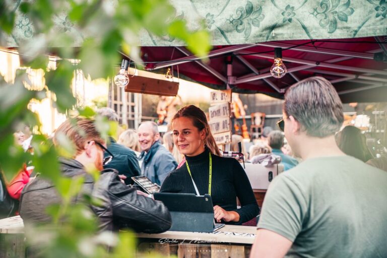 Tara Solli, produksjonsleder i Festival Bohem, forteller at det vil være strenge koronatiltak til helgens festival, og at de tilbyr gratis hurtigtest til alle som ikke har grønt koronapass.