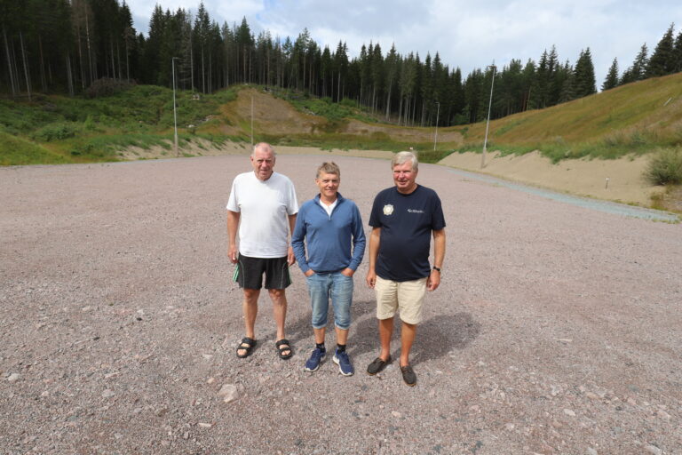 På Sæter har kommunen bygd en fantastisk flott skytebane til Politihøgskolen. Nå foreslår Stein Willersrud (f.v.), Rune Solberg og Tønnes Bjerkrheim i skytterlaget at de overtar skytebanen i bytte mot dagens anlegg i Øvrebyen. – Det vil samfunnsøkonomisk være det riktige, sier de.