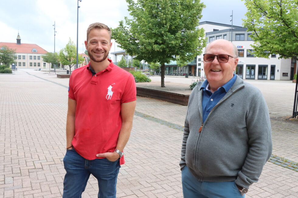 Både Lars Joakim (t.v.) og Kjell Arne Hanssen kommer fra samme politiske parti. Etter hvert som sønnen har kommet langt i politikken, er far Kjell Arne den lengstsittende i kommunestyret i Kongsvinger.
