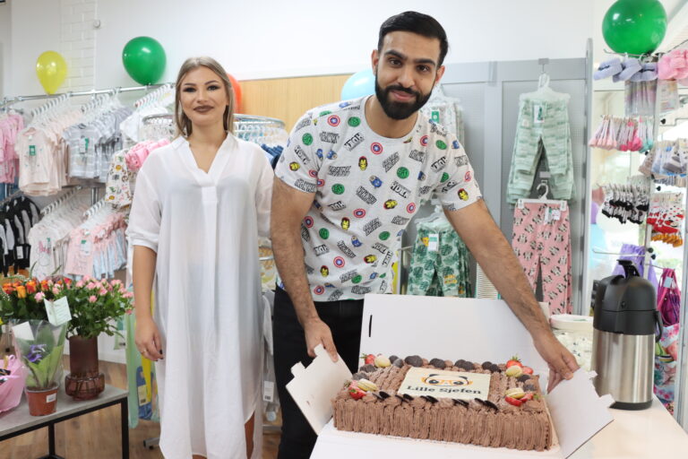 Weronika Sobocinska og Sultan Bhatti åpnet egentlig dørene klokken 16.00 mandag ettermiddag, men da hadde folk allerede funnet seg godt til rette.