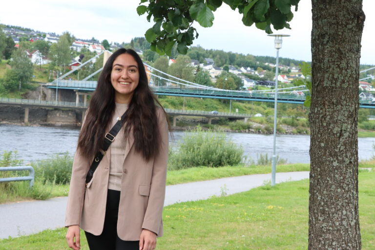 Caroline Belda har vært suverent yngst i kommunestyret denne perioden. Overgangen fra ungdomspolitikk til voksenpolitikk merket hun tidlig var langt mer formell, men også lærerik.