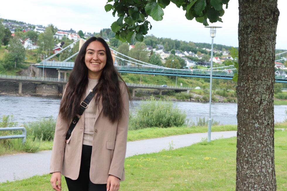 Caroline Belda har vært suverent yngst i kommunestyret denne perioden. Overgangen fra ungdomspolitikk til voksenpolitikk merket hun tidlig var langt mer formell, men også lærerik.