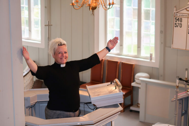 Elisabeth Eriksen, bedre kjent som Elisabeth Prest, er åpen om egne mentale utfordringer og oppfordrer alle andre om å være det også. Presten starter i traumebehandling i slutten av august.