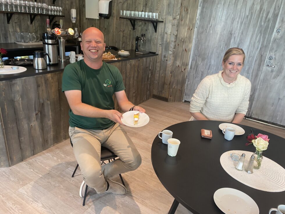 Senterpartiets statsministerkandidat Trygve Slagsvold Vedum trives med kaffebesøk på bygda, men ville gjerne ha fram at han klarer å motstå fristelsen på alt bakerverk han får tilbud om. Her sammen med den lokale Hedmarks-kandidaten Emilie Enger Mehl på Brandval lørdag.