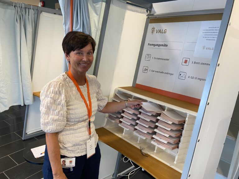 Karin Teigum Arnesen er kommunens ansvarlige for forhåndsstemming til høstens valg. Fra tirsdag kan folk gjøre unna borgerplikten i biblioteket i Kongsvinger.