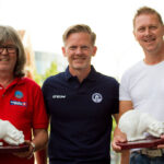 Ishockeypresident Tage Pettersen (t.h.) overrakte Isbjørnen til Stein Ove Skarnes.