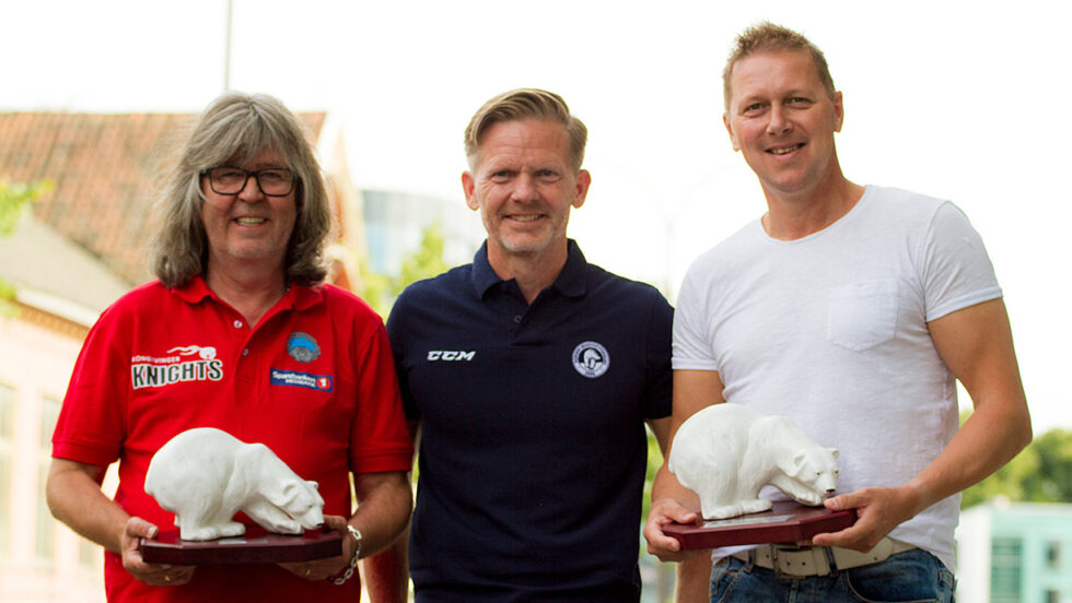 Ishockeypresident Tage Pettersen (t.h.) overrakte Isbjørnen til Stein Ove Skarnes.