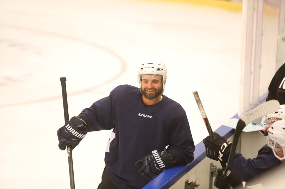 Lars Erik Hesbråten kunne smile over at hockeygutta endelig kunne gå på is igjen.