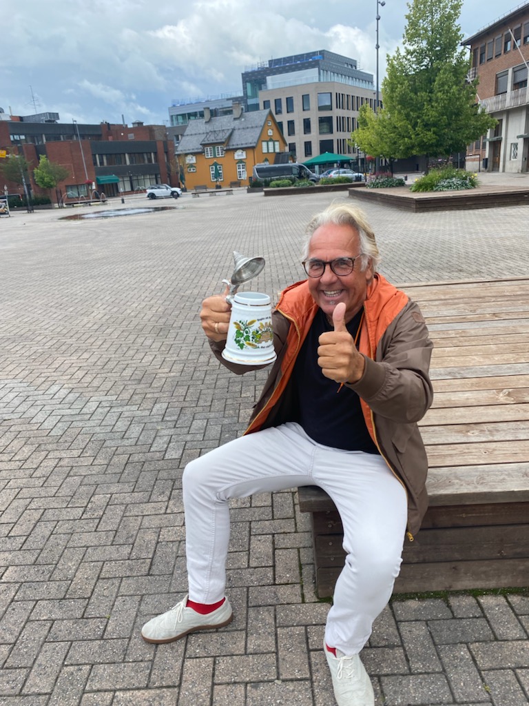 Kjell Fiskerud er optimistisk på byens vegne. Han bidrar til å skape liv i sentrum.