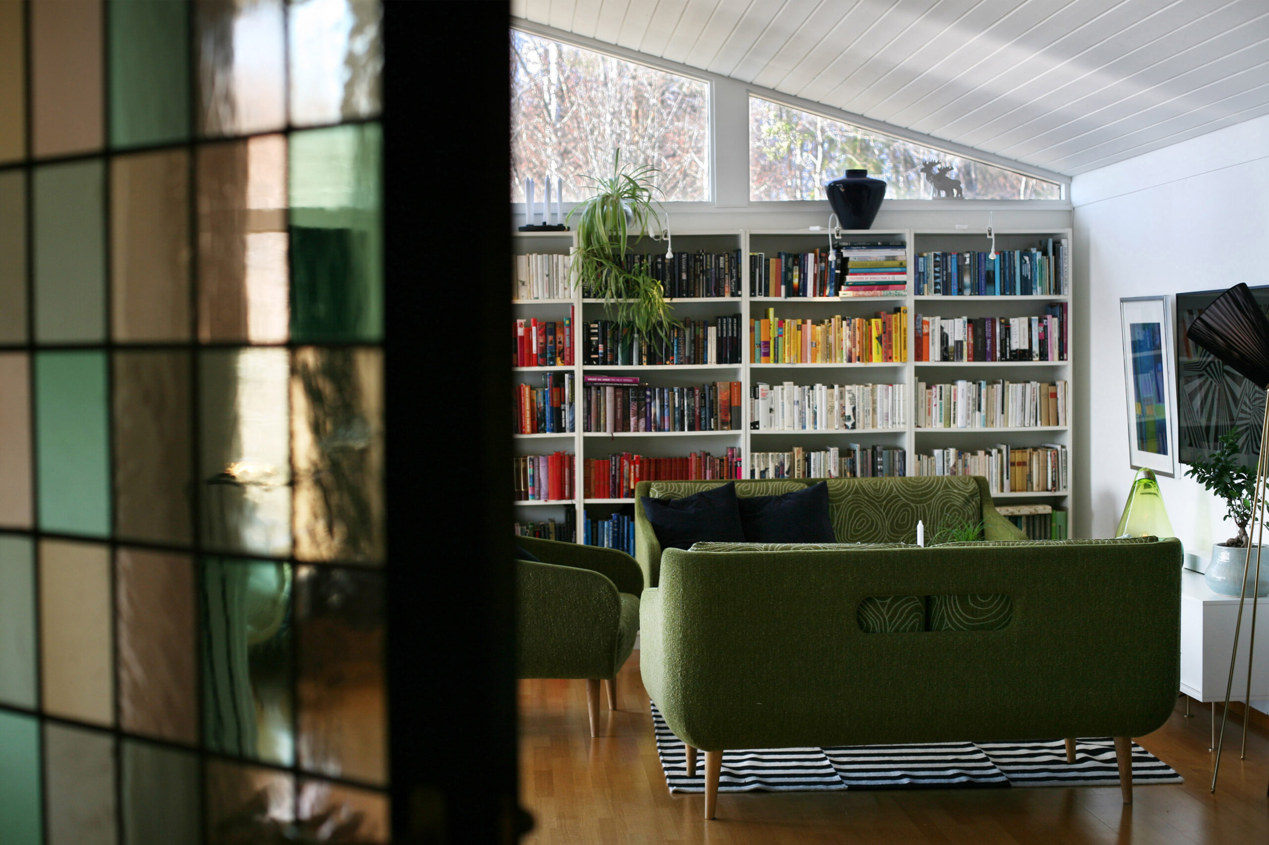 Som produktdesigner og tidligere designsjef ved Magnor Glassverk, er naturlig nok hennes egne designobjekter å finne rundt om i huset. Som sofa-gruppen Hea som hun tegnet sammen med Ida Gulbrandsen i designkontoret Gulberg Produktdesign.