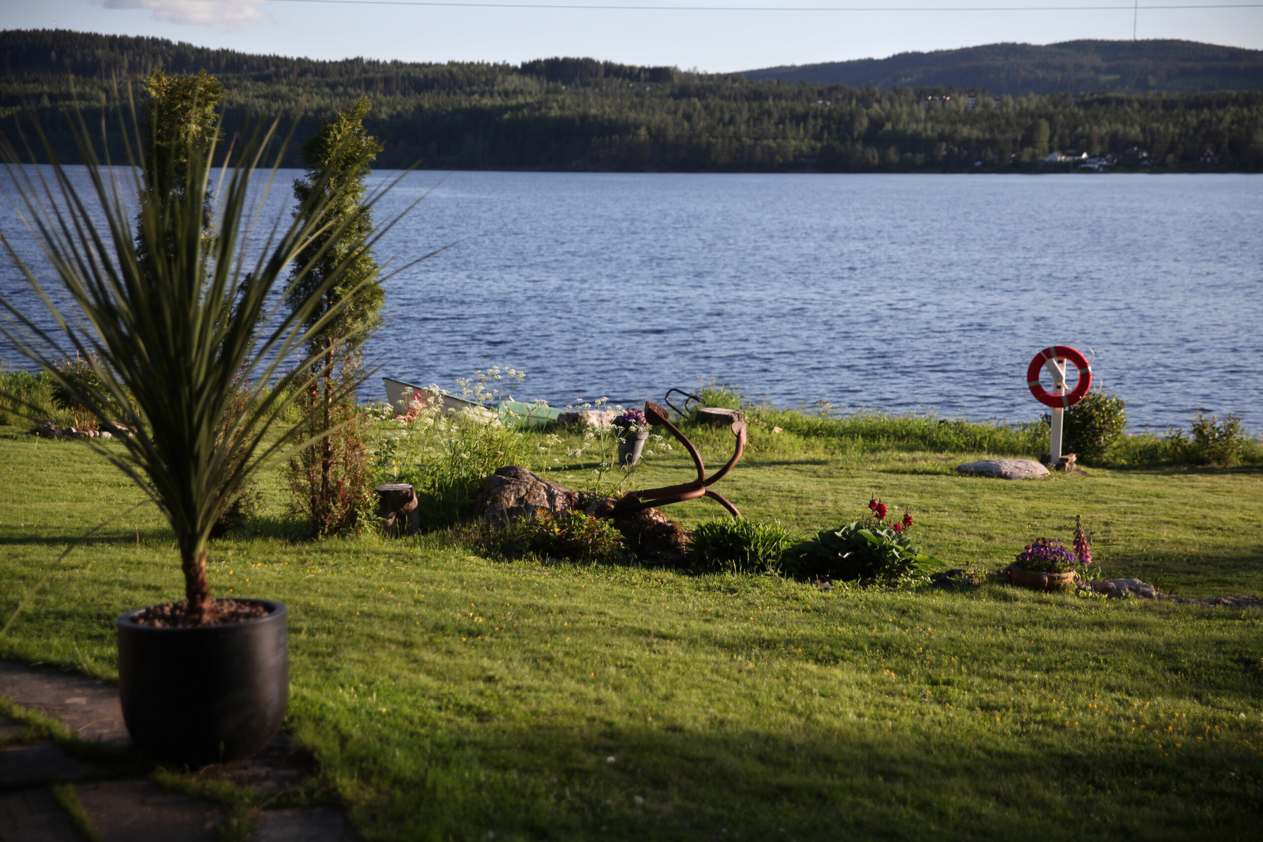 – Alle med strandtomt bør ha en redningsring. Håper vi aldri trenger å bruke den. Den er finest når den står slik, synes Teresa Bergerud.
