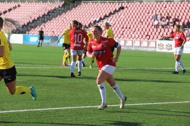Emma Håpnes gikk ut som kaptein i kampen mot Lillestrøm.
