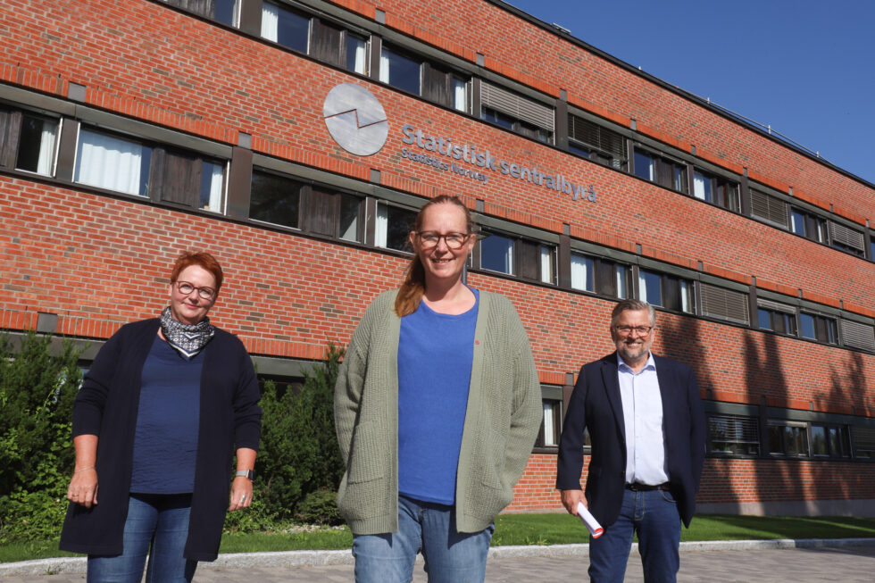 Elin Såheim Bjørkli (t.v.), tillitsvalgt for NTL ved SSB Kongsvinger, liker ikke utviklingen hun har sett komme. Lise Selnes (Ap) ligger godt an til stortingsplass fra høsten, og lover å kjempe for at SSB i Kongsvinger skal få en sterkere posisjon. Sjur Strand (Ap) mener det vil være god distriktspolitikk å styrke SSB i Kongsvinger.