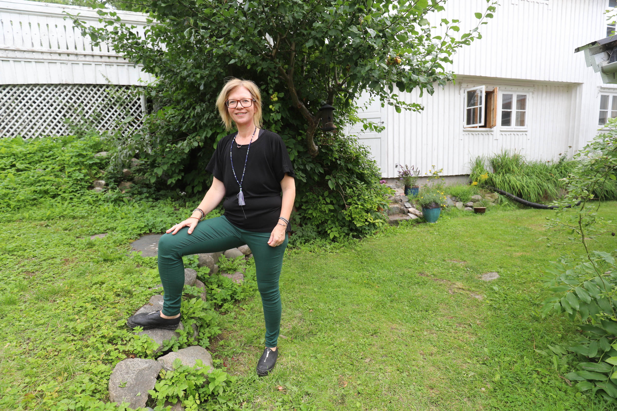 Omgivelsene i bakgården til barndomshjemmet er fantastiske. Ingunn gleder seg til å ønske velkommen til yoga.