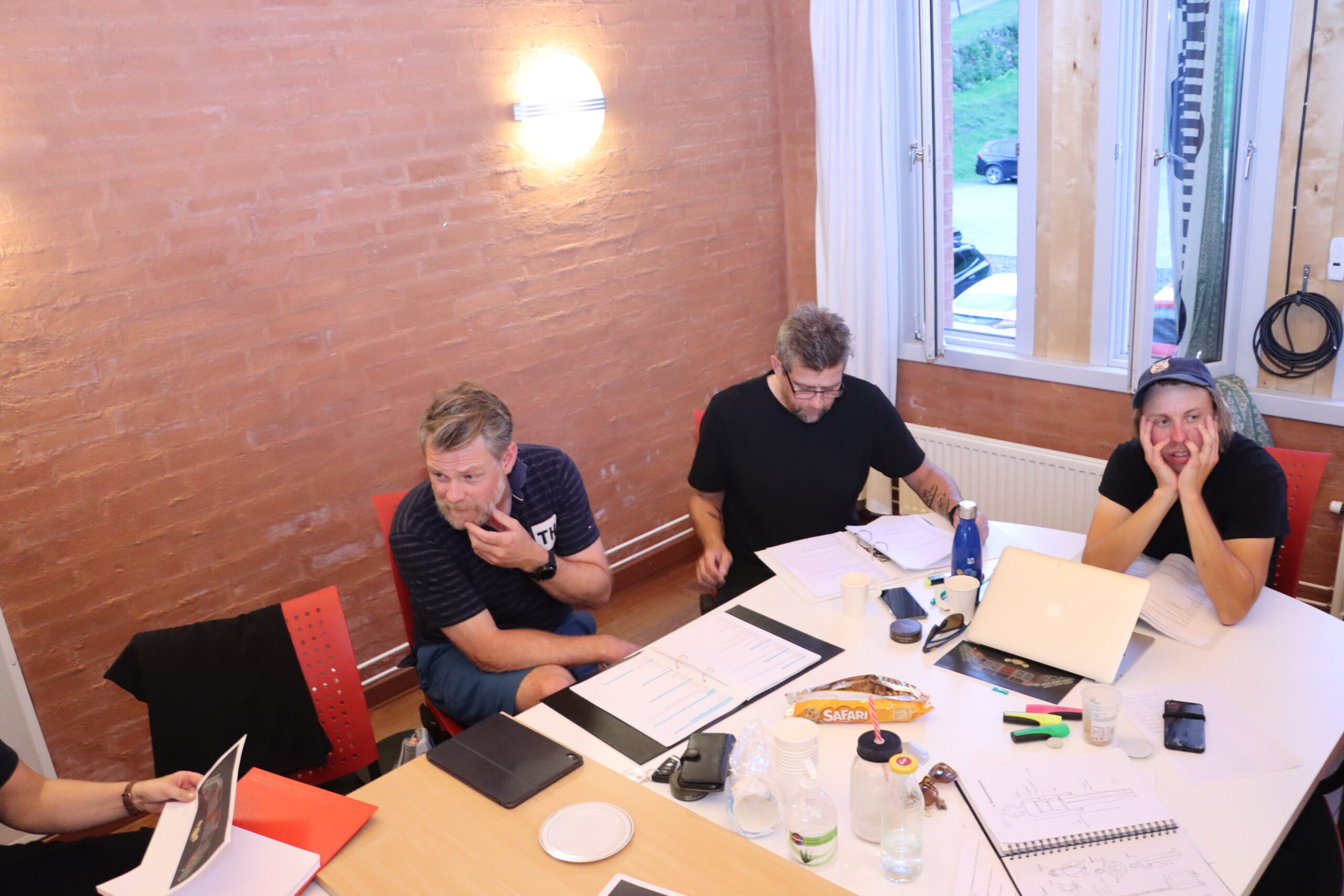 Per Lunder (t.v.), Espen Furuseth og Harald Engan koser seg med første leseprøve.