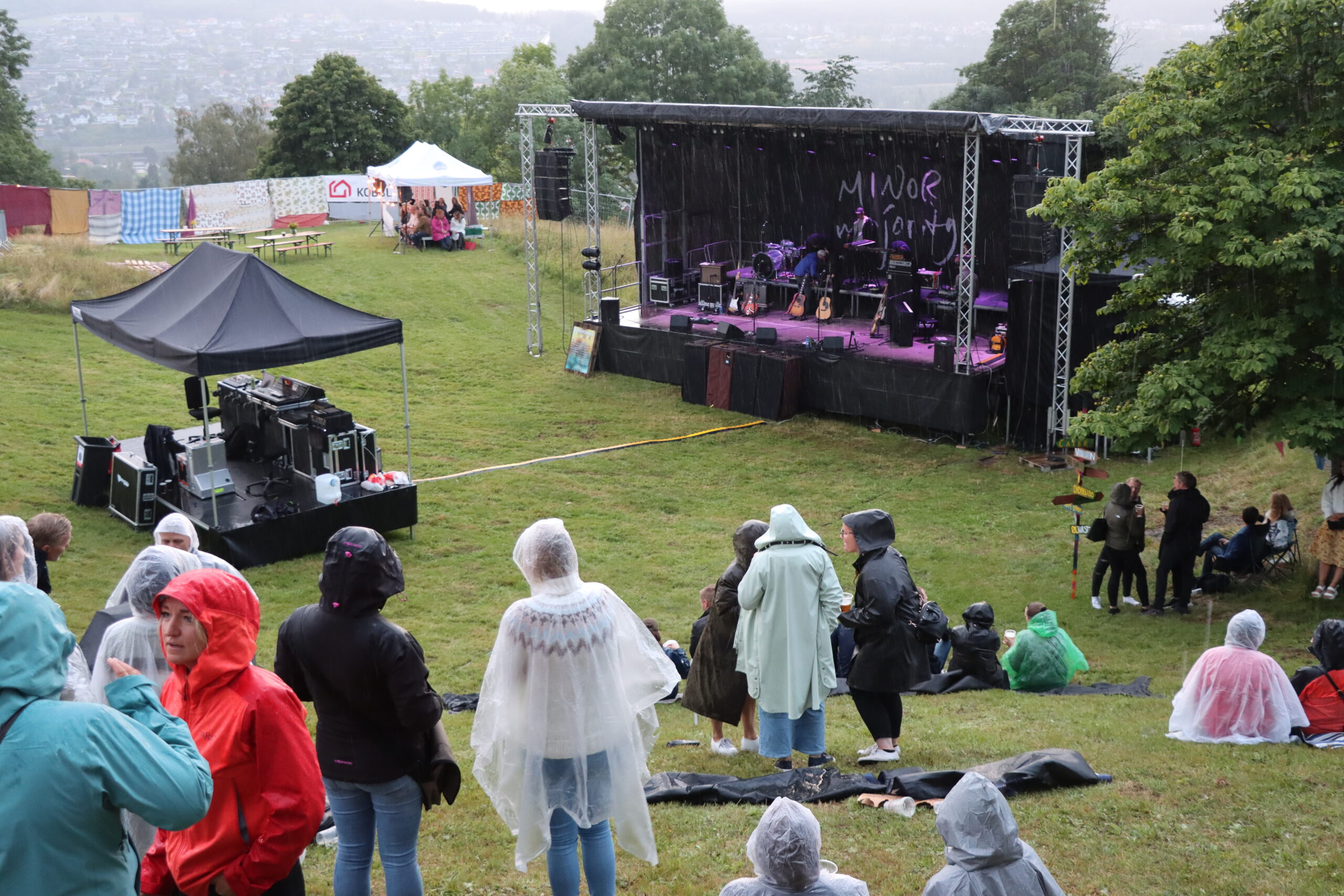 Regnponchoer var det ikke få av. Her før Minor Majority-konsert.
