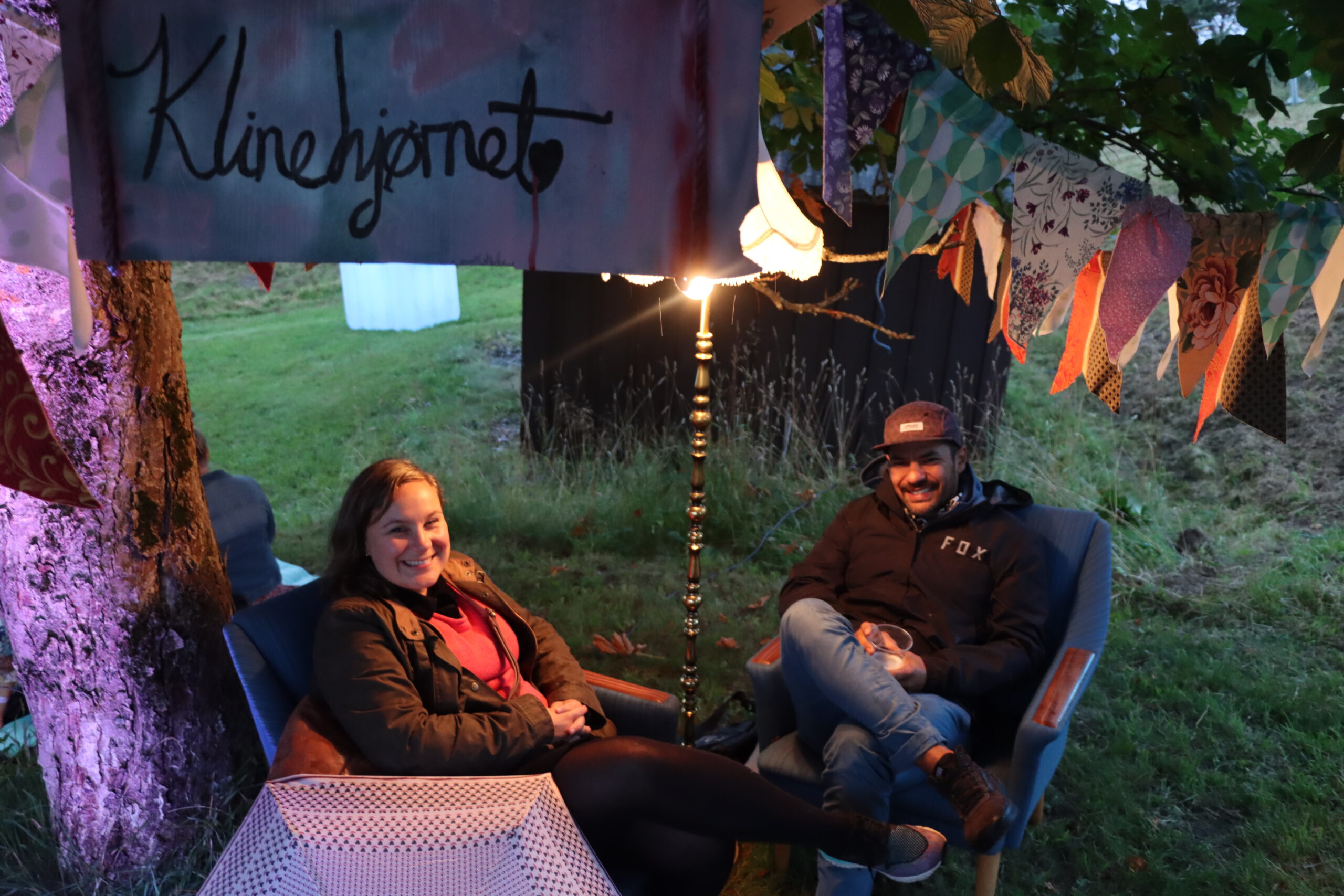 Klinehjørnet var også en populær plass. Emma Schiro og Erick Castillo hygget seg med både folkeliv og musikk. Hva Klinehjørnet angår, har de for sikkerhetsskyld vært gift i ti år, kan paret fortelle.