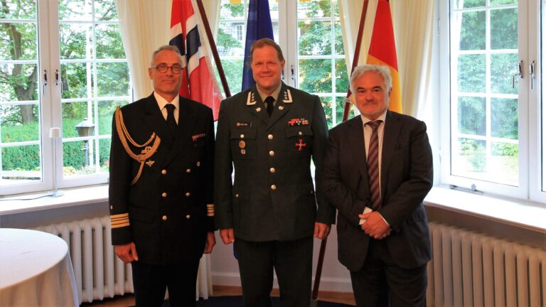 Bjørn Gaute Herlyng fikk sin desidert mest prestisjefulle utmerkelse på den tyske ambassaden i Oslo fredag. Med på bildet er den tyske forsvarsattacheen til Norge, kommandørkaptein Marcus Nolte til venstre, og den tyske ambassadøren til Norge Alfred Grannas til høyre.