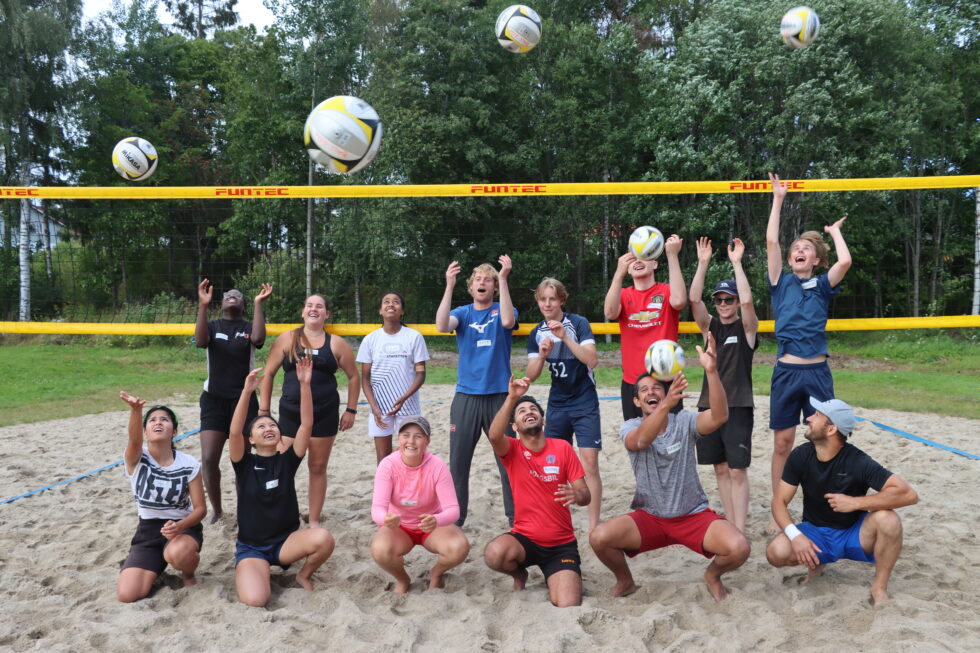 Katarina Okachukwa (t.v.), Jennifer Sigvartsen, Lillian Solomon, Matt van Wezel, Jonas André Stensson, Joakim Holtbakk Torp, Mathias Svendsrud, Sander Hytjan, Yasmin Al-Mustafa (t.v. foran) Ivy Phan, Johanne Sol Derås, Mustafa Albadri, Axelandre Peres og Sergio Lynnik hygget seg med sandvolleyball på Tråstad.