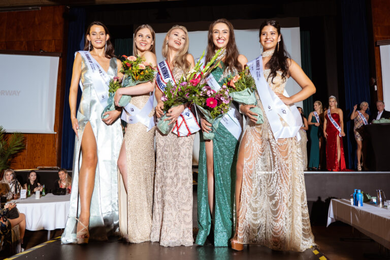 Missekonkurransen ble avsluttet lørdag. 2. plass Angelika Catharina D. Kristiansen (t.v.), 4. plass Julie Dahlen Børresen, Miss Norway 2021 Nora Emilie Nakken, 3. plass Amine Storrød og 5. plass Stephany Gabriela Crespo La Rosa.