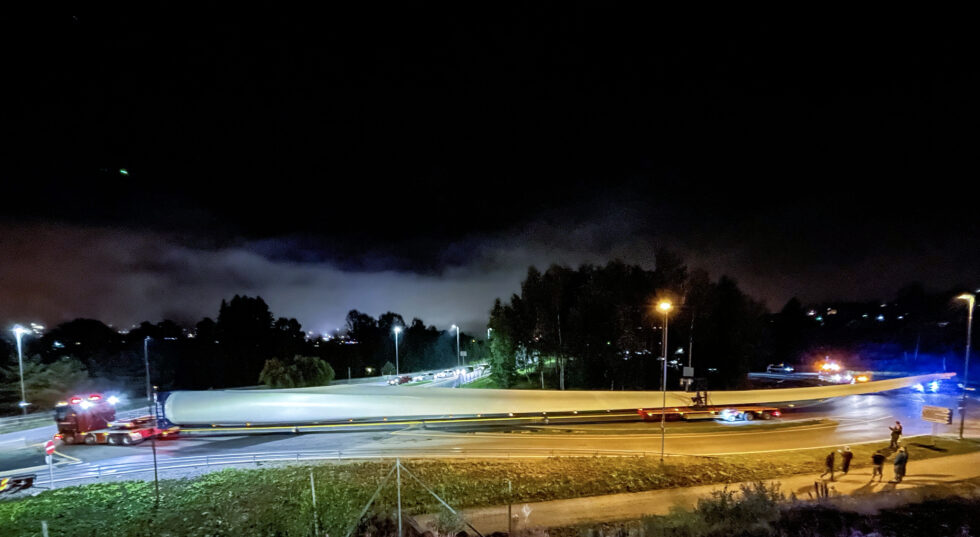 Nattens spesialtransport hadde en lengde på tilsammen over 80 meter. Vingebladet alene er over 70 meter. Likevel kom det seg greit gjennom rundkjøringen ved Dunderdalen og ut på E16.