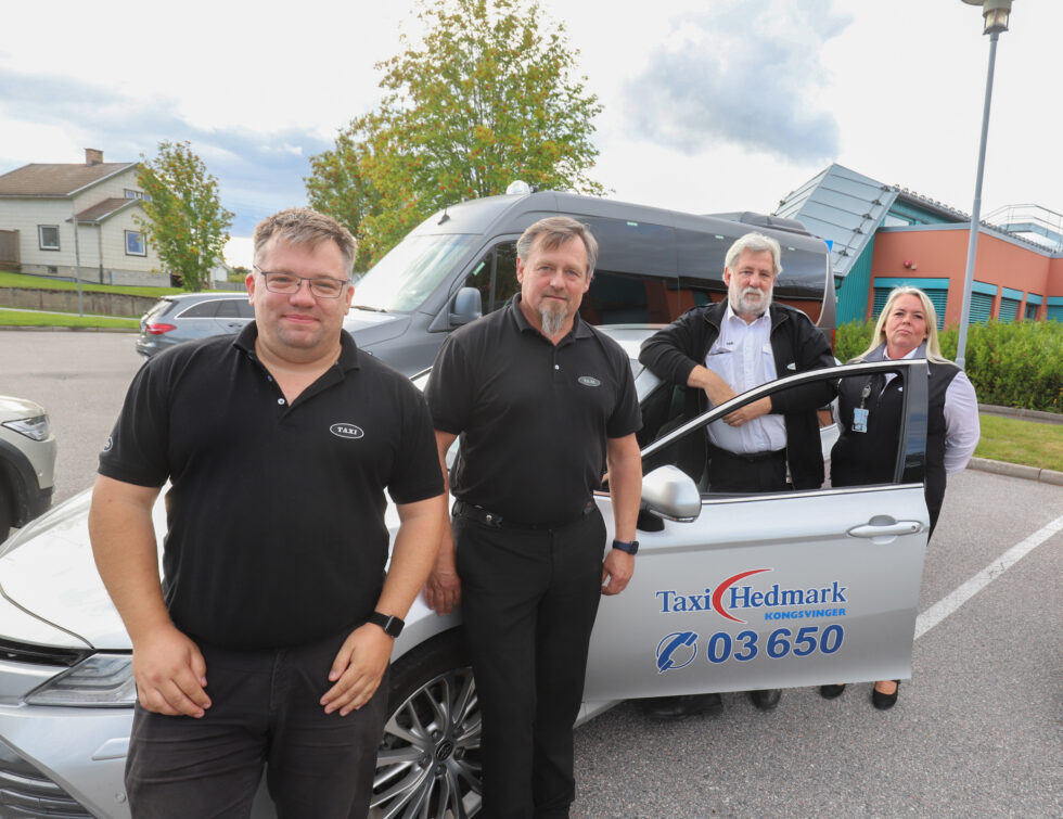 Taxibransjen i Kongsvinger mener det nye regelverket har satt dem i en knipe. Joakim Engen Myhrvold (f.v.), Geir Sivesind, Leif Broen og Siv Strønen skulle gjerne hatt flere kollegaer.