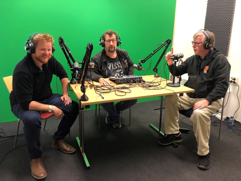 Sten Bjørge Skaslien Hansrud (t.v.) er gjest hos Lars Ovlien og Øivind Roos i Kulturstreif.