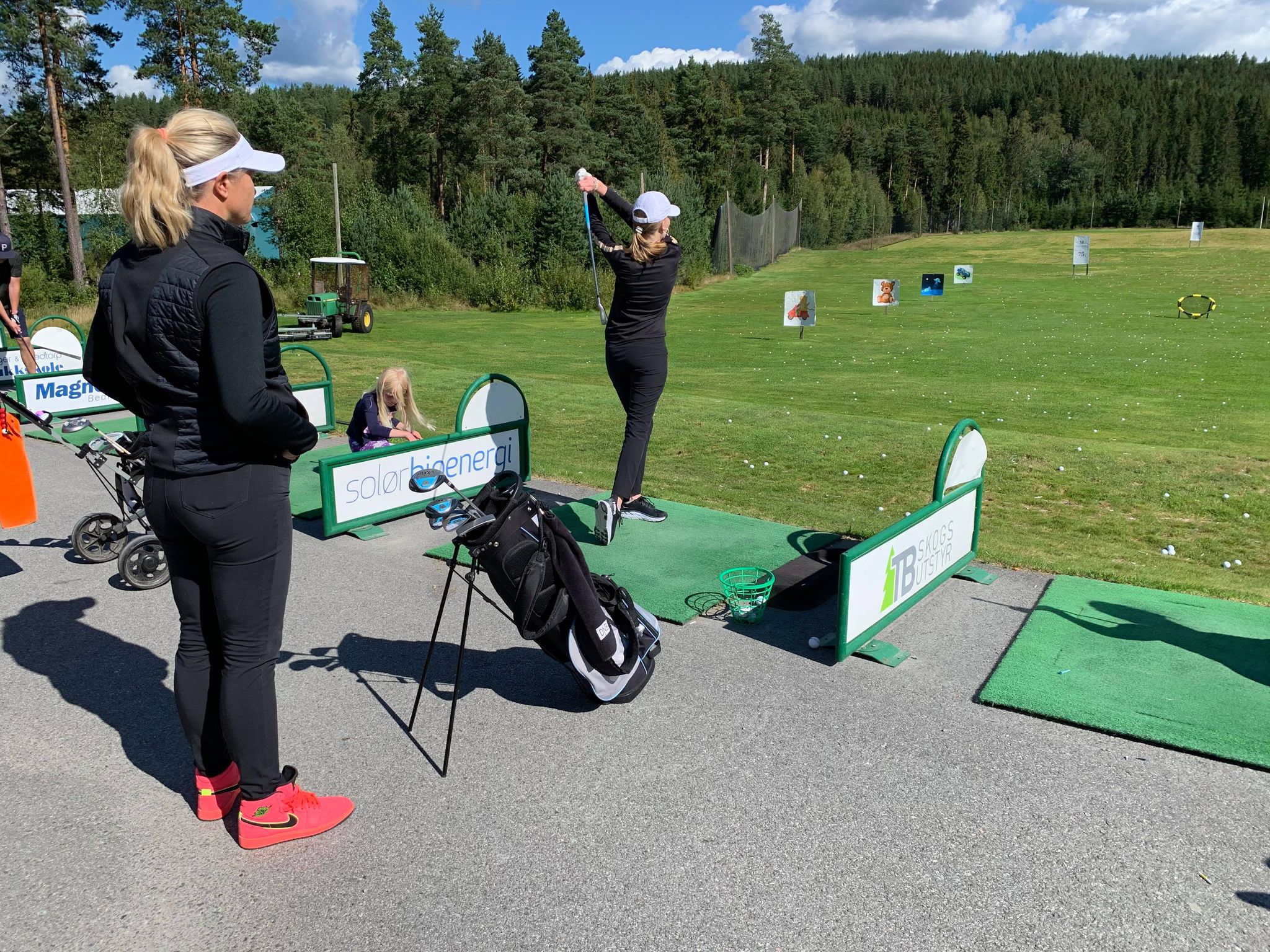 Tutta fulgte nøye med og ga nytte tips til de ivrige jentegolferne.