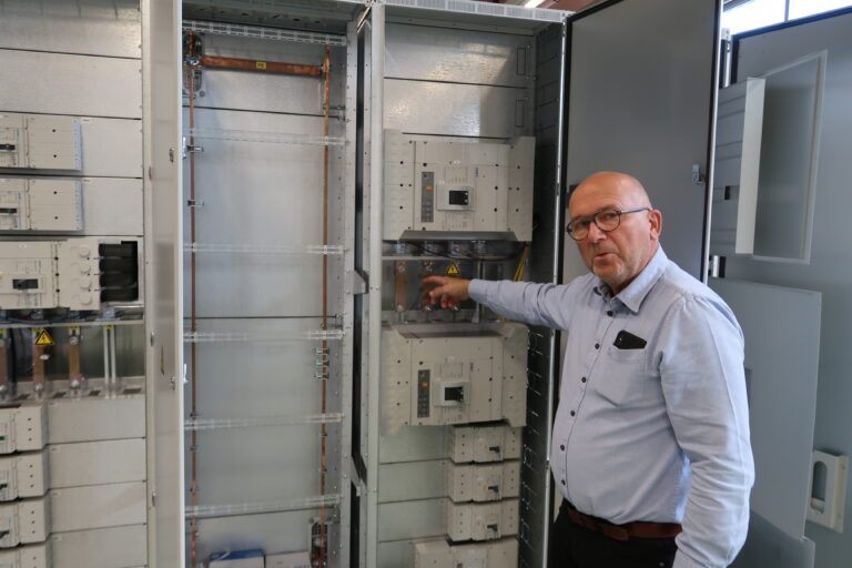 Per Rapstad er daglig leder, gründer og deleier i Kongsvinger-bedriften Aura Electric AS. Her viser han fram en elektrotavle som er hovedproduktet. En tavle er et 