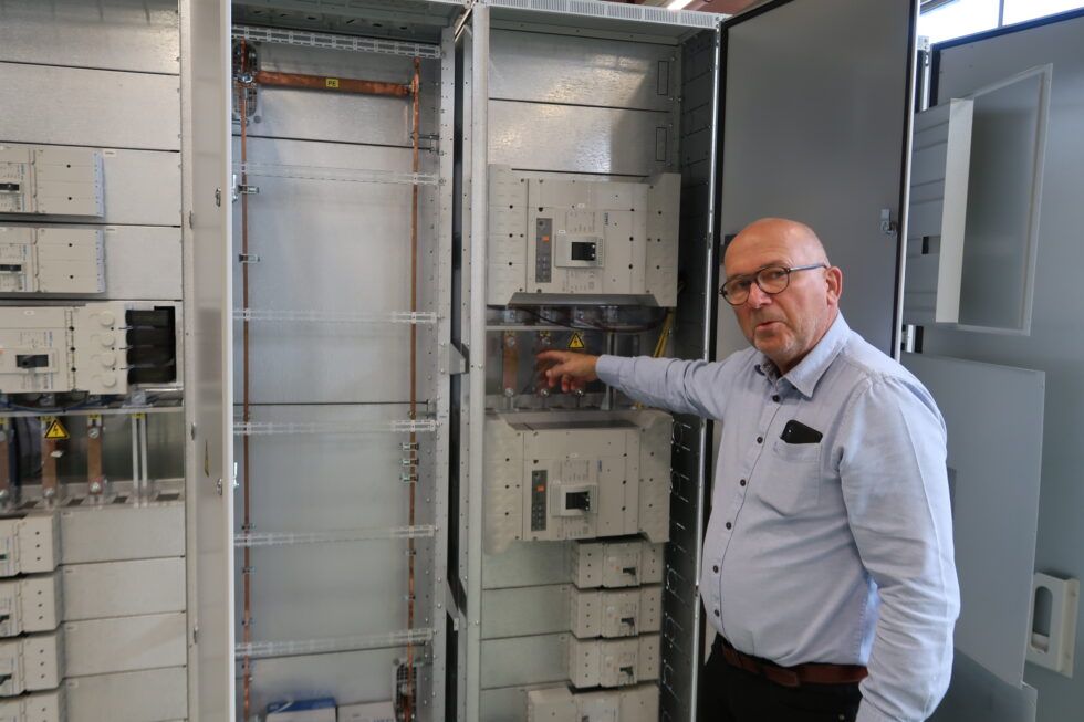 Per Rapstad er daglig leder, gründer og deleier i Kongsvinger-bedriften Aura Electric AS. Her viser han fram en elektrotavle som er hovedproduktet. En tavle er et "stort sikringsskap" som typisk brukes i større forretningsbygg, på skip og i oljesektoren.
