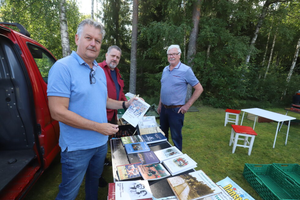 Brødrene Stian Gulli Hansen (t.v.) og Kjetil Gulli rasket med seg det meste av lokalhistoriske bøker Ragnar Grinden hadde med seg på Granli Markedet.