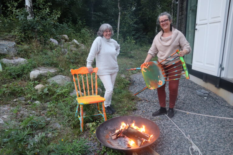 Gitte B. Svensen th. i Austmarka atelier byr på spennende kunst og kulturopplevelser i og rundt Austmarka lørdag 18 september. Blant annet vil kunstneren Gabriella Kinde tv. stille ut sin kunstinstallasjon 