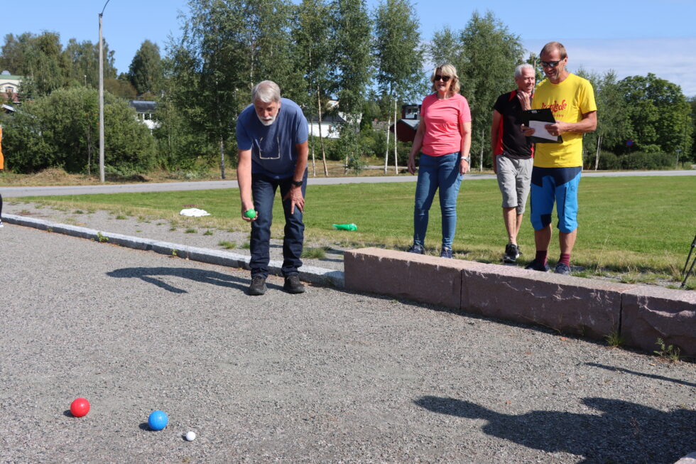 Odd Hauger (t.v.) forsøker å komme nærmest hvit ball. Grete Fasting Bakken og Johan Helland venter på tur. Rolf Nordberg i gult er dommer.