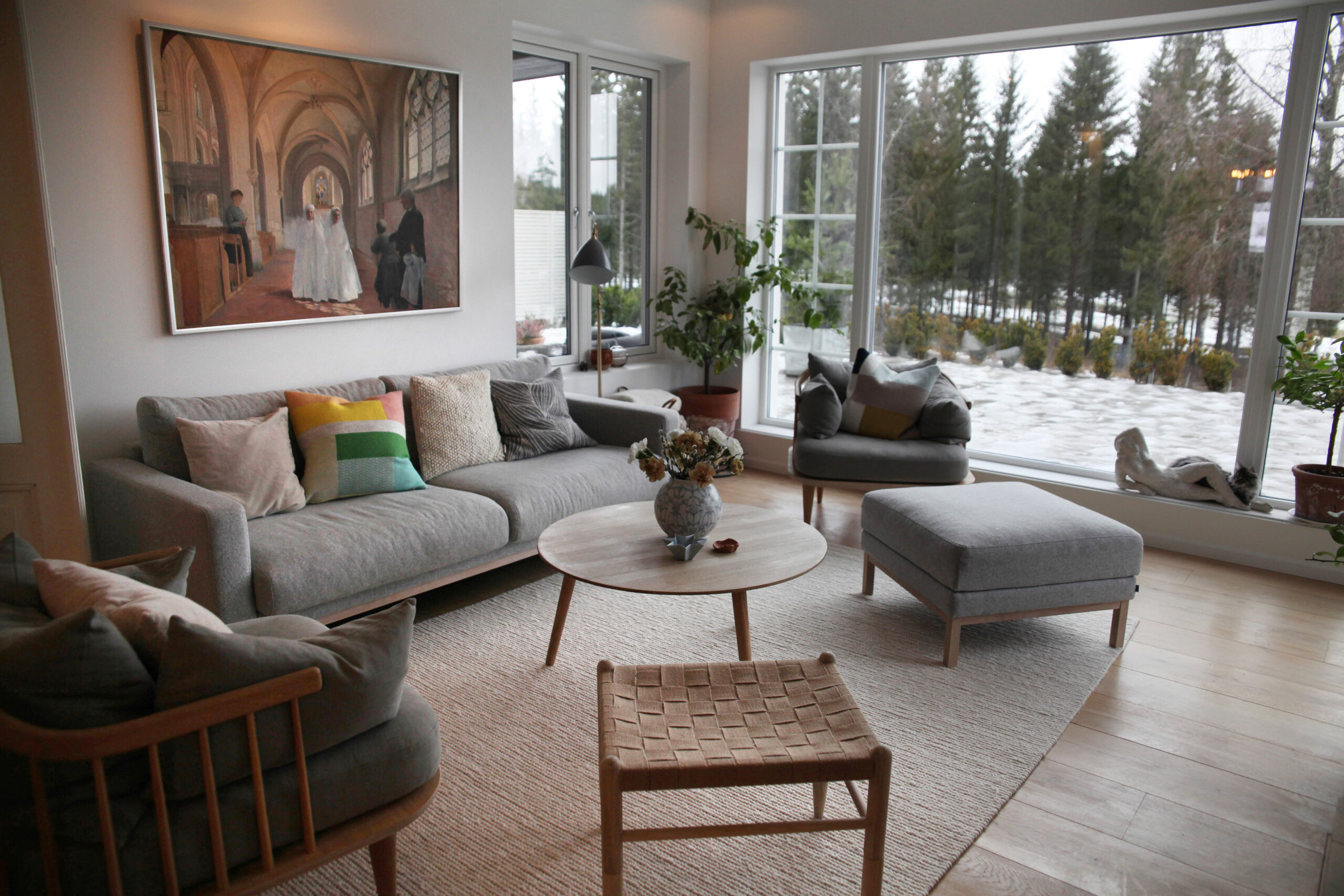 – Maleriet over sofaen var det første jeg kjøpte etter at jeg begynte å jobbe hos Blomqvist. Det er av Asta Nørregaard fra en fransk kirke på slutten av 1800-tallet. Jeg elsker at det er et uferdig bilde, hvor du kan se blyantstrekene og de uferdige linjene, forteller Bråthen.