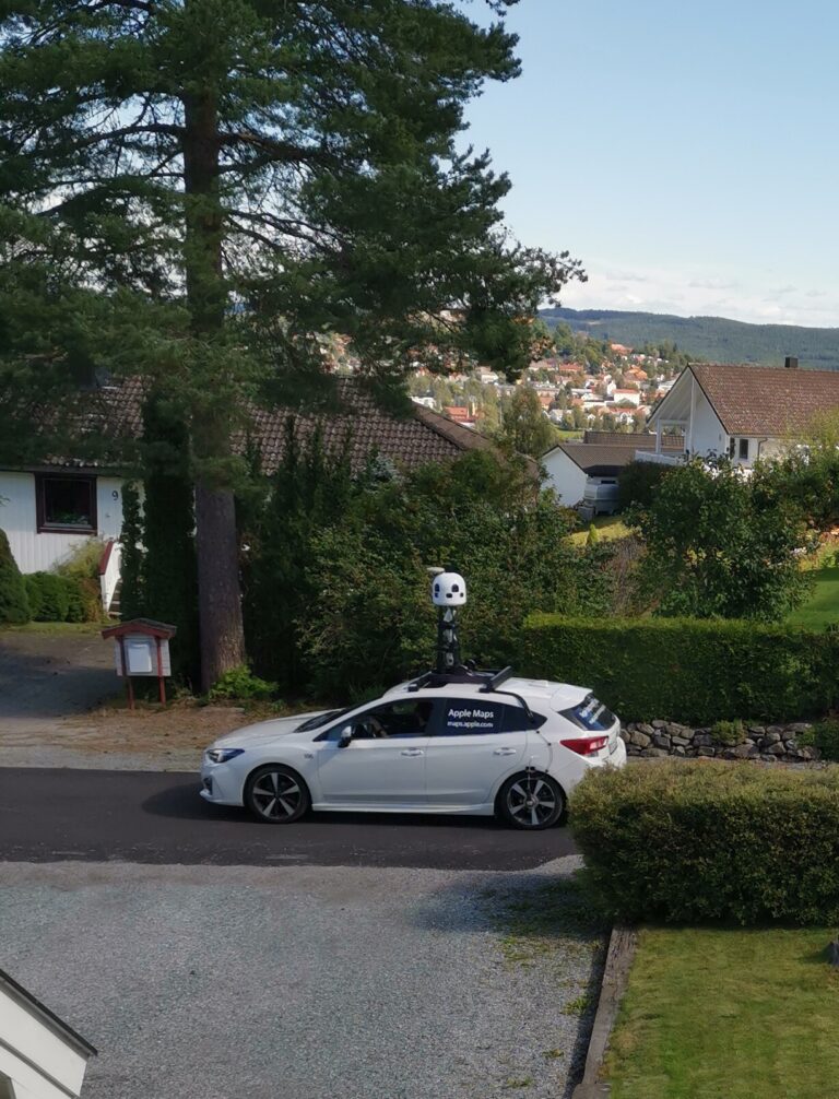 Her er Apple på fototur i Lia i Kongsvinger denne uka. Nå skal Google få bildekonkurranse selv om boligstrøkene hos oss.