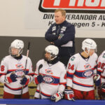 Simon Stolt Wang har etablert seg som et trenertalent, og lever av ishockey på heltid.
