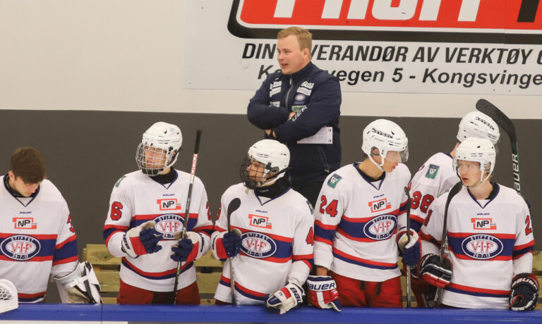 Simon Stolt Wang har etablert seg som et trenertalent, og lever av ishockey på heltid.
