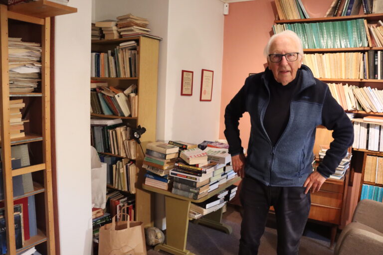 Ronald Grambo har et yrkesliv som journalist, lærer og førsteamanuensis på universitet bak seg, i tillegg til mange bøker hjemme hos seg.