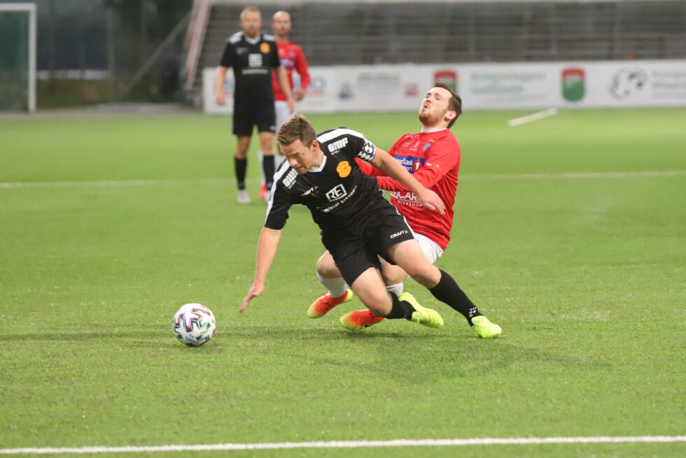 Petter Linstad (svart drakt) og Vinger FK hadde mange tøffe dueller mot Martin Løvåsen Blakset og KIL Fotball. Kampen handlet om å være nest best i byen, men kampen endte 2-2.