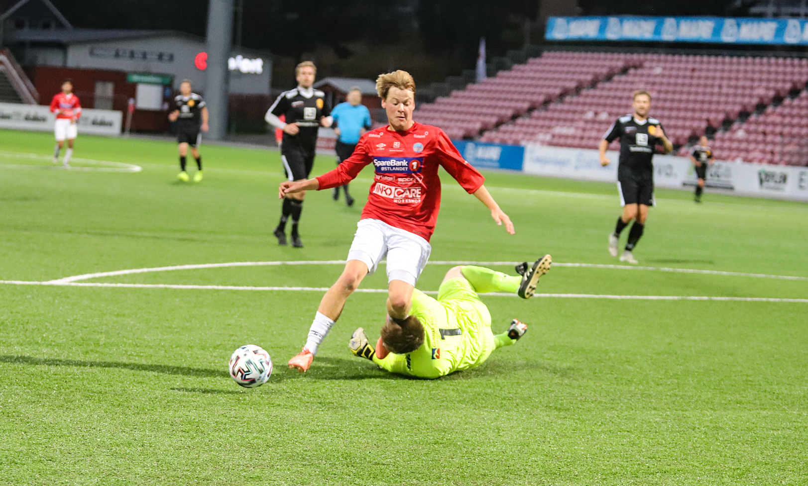 Her blir Jakob Steinbekken Bratberg felt av Fredrik Eriksen, og KIL Fotball fikk straffe.