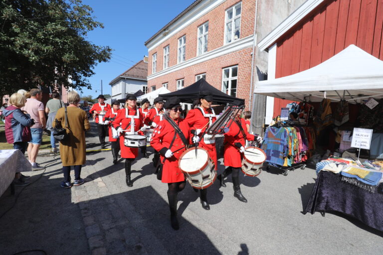 Drum Ladies var selvsagt på plass. De hadde en kort stopp på Herdahlshjørnet, før de marsjerte videre.