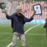 Irene Svendsrud (t.v.) ble overrakt Kongsvinger ILs gullmerke av styreleder Jannicke Stenberg Mykkestue.