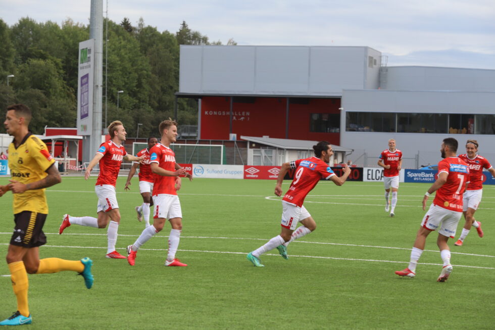 Så glad var Adem Güven etter å ha scoret sitt 100. mål for KIL.