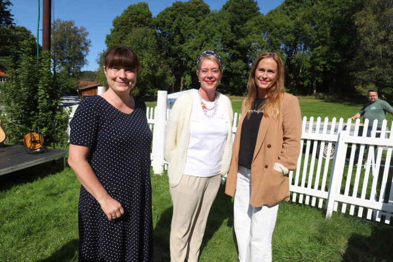 Varaordfører Eli Wathne (t.v.), kurator Helga-Marie Nordby og Benedikte Jansen, leder for Kongsvinger Kunstforening, strålte etter å ha åpnet andre del av Kongsvingertrilogien.