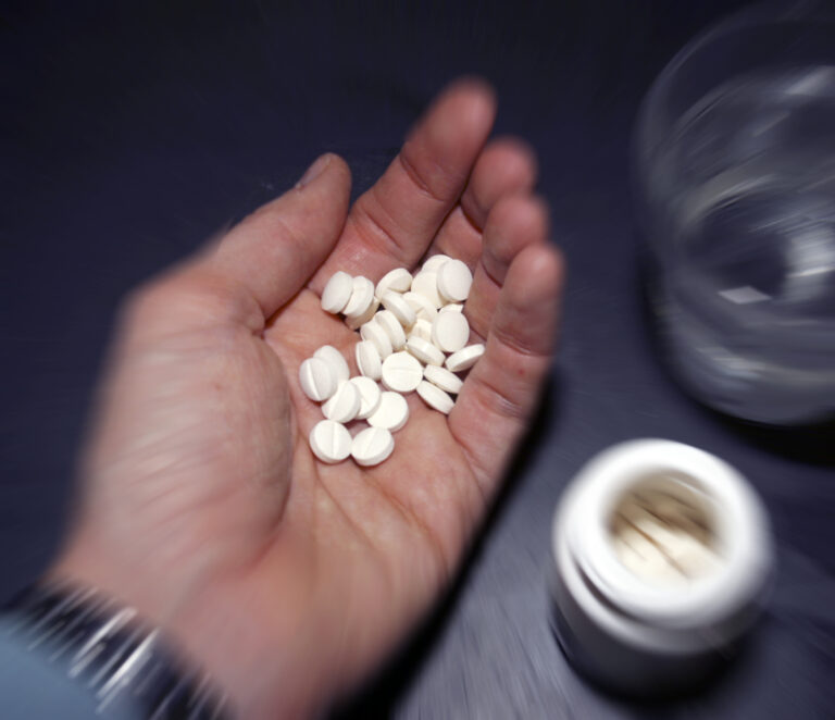 Under pandemien har det flere steder i verden vært en dreining i stoffmisbruk fra heroin og andre stoffer det er blitt vanskelig å få tak i, til syntetiske opioider og piller.