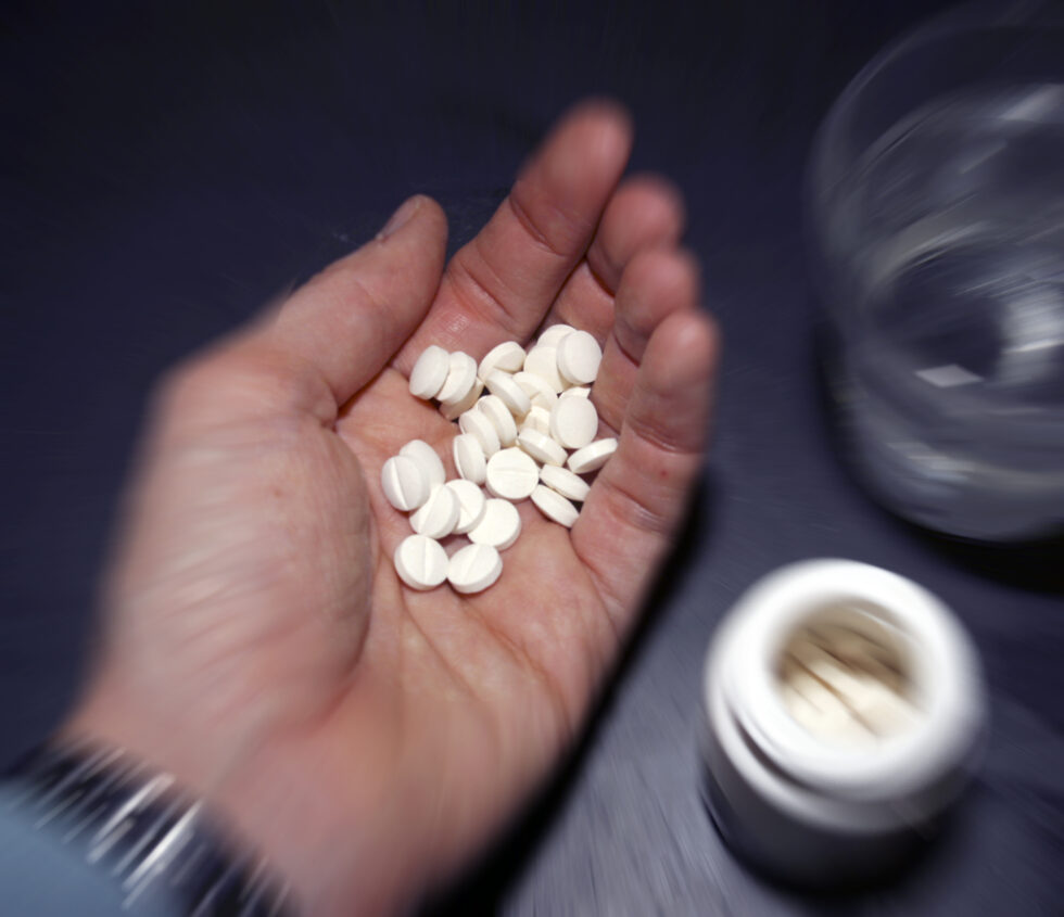 Under pandemien har det flere steder i verden vært en dreining i stoffmisbruk fra heroin og andre stoffer det er blitt vanskelig å få tak i, til syntetiske opioider og piller.