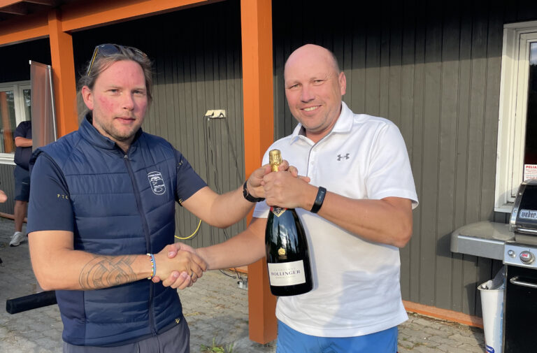 Roy Onsrud (t.v.) og Ole Petter Vibekken fikk mye ros for golfturneringen Prøvesving i helga.