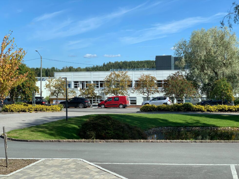 Biler sto i lange køer mandag. Mange folk ville teste seg.